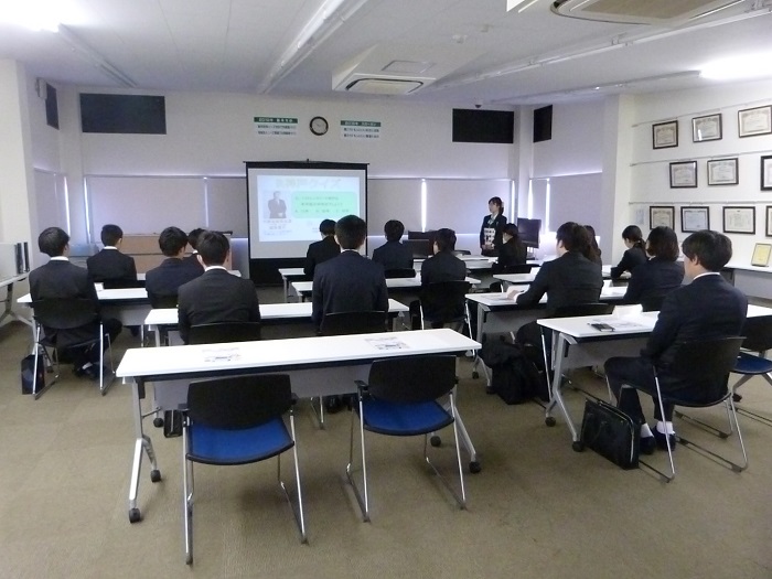 「トヨタレンタリース神戸」で情報ビジネス学科1年生がインターンシップ！